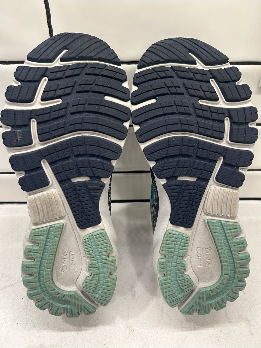 Brooks Women's Adrenaline GTS 19 Running Shoes Size 8 - Picture 10 of 16